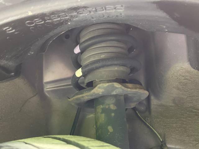 お車を安心してお乗りいただく為には、足回りの定期点検が欠かせません。サービスサポート（有償保証）では無料点検もご提供しており、安心のカーライフをお過ごしいただけるサポート体制が整っています。