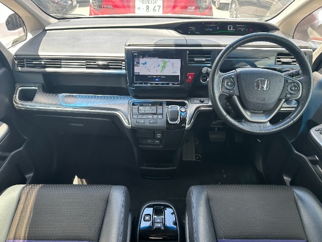 当社の中古車は、フロアマット付きで販売しておりません。予めご了承下さい。中古車という特性上匂いや見栄えなどの状態が左右される為です。純正マット、車種専用社外品マットをご購入いただけます。
