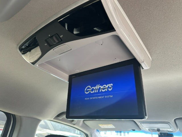《リア席モニター》後席に乗車の方朗報です！！リア席モニターが付いているので、走行中でもTVやDVDビデオなどの映像が楽しめます。ドライブがより盛り上がること間違いなし！！