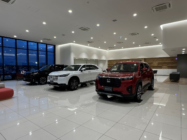 店内にも即納可能な新車を展示中です。