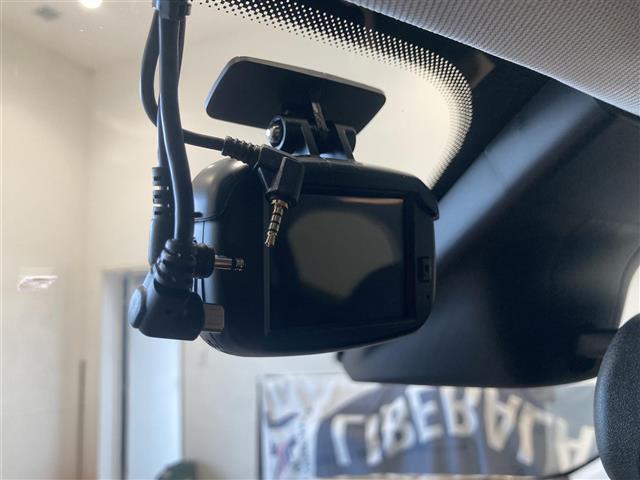 【ドライブレコーダー】映像・音声などの運転中の記録を残します。事故などを起こした起こされた時の証拠になりえますので、もしも時でも安心ですね。