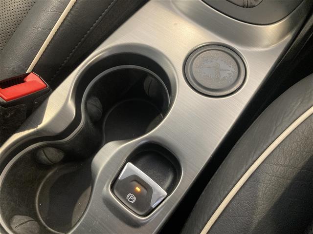 【運転席操作部】『運転席周辺の装備』の画像になります。快適なドライブを楽しむための機能が装備されています！運転席から触れるので使いやすいです！