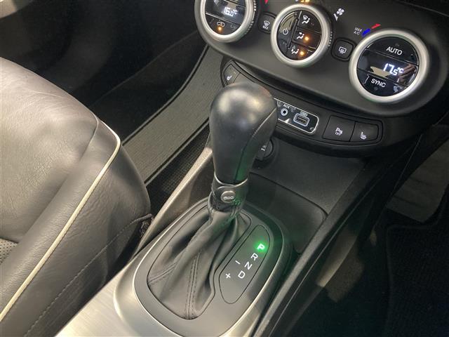 【運転席操作部】『運転席周辺の装備』の画像になります。快適なドライブを楽しむための機能が装備されています！運転席から触れるので使いやすいです！