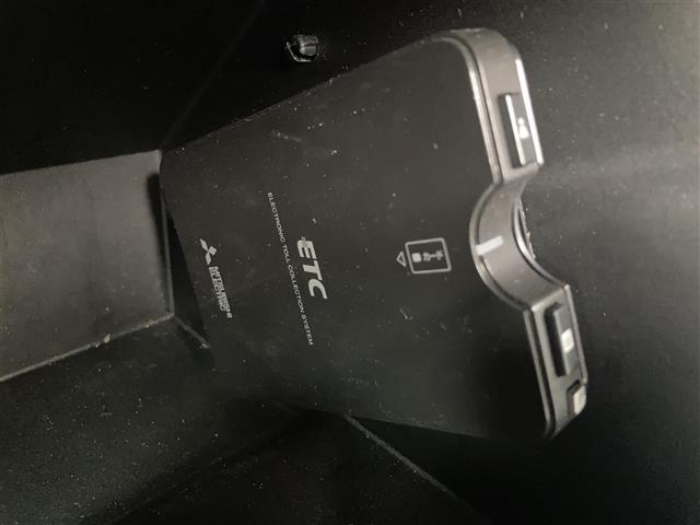 【ETC】有料道路を利用する際に料金所で停止することなく通過できる、ETC車載器（ノンストップ自動料金収受システム機器）が装備されています。セットアップを行うことで利用可能になります。