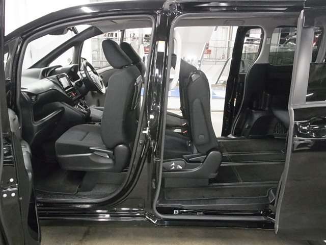 当社販売担当者、仕入担当者、リフトに持ち上げ車検検査員による下廻りチェックをクリアした高品質車を展示しております。
