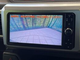 【バックカメラ】駐車時に後方がリアルタイム映像で確認できます。大型商業施設や立体駐車場での駐車時や、夜間のバック時に大活躍！運転スキルに関わらず、今や必須となった装備のひとつです！