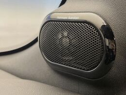●harman/kardonサウンドシステム：オーディオ専門メーカーが手掛けるプレミアムスピーカーを装備。多数のスピーカーから、音の粒立ちまで分かる高品質な音楽をお楽しみいただけます。