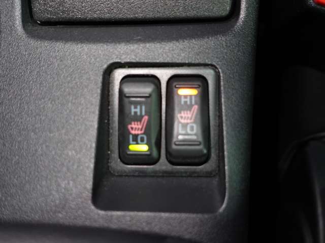 フロントシートにはシートヒーターも装備！！