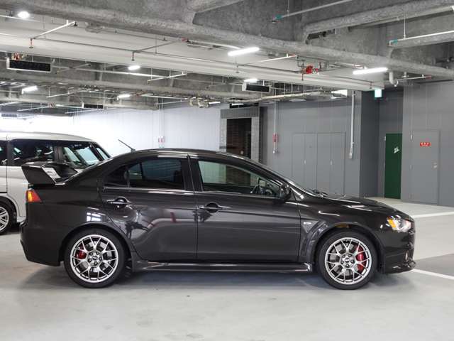 当店は屋内展示となっており、天候に左右されることなくお車をご覧いただけます