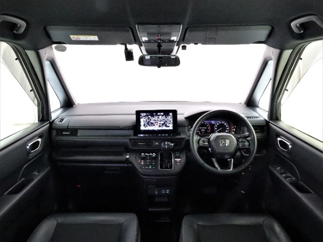 ステップワゴンの開放的な前方視界。視界広々で非常に運転しやすくロングドライブでも疲れを感じさせないすっきりとまとまったインパネ周りです。また、全ての装備が適正配置されていて操作性に優れています。