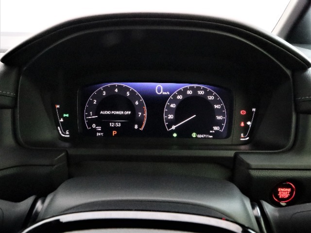 視認性に優れたデジタルディスプレイを採用し、燃費情報やエネルギーフローなど運転情報を直感的に把握できます。