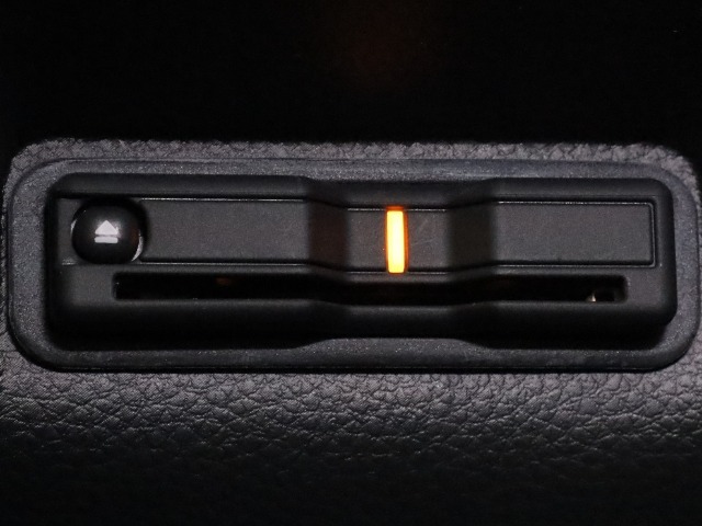 装備されているビルトインタイプのホンダ純正ETC車載器です。セットアップしてからご納車致します。ETCカードを差し込めば高速道路の出入り口ゲートを楽々通過出来ます。