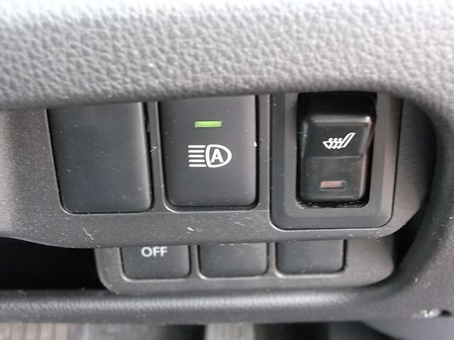 寒冷地仕様で運転席のシートヒーターを装備！寒い時期にはうれしい装備ですね(*^^*)　また、ハイビームアシストをONにすると、先行車や対向車のランプや街路灯などの明るさを検知して自動的にハイ/ロウを切り替え！