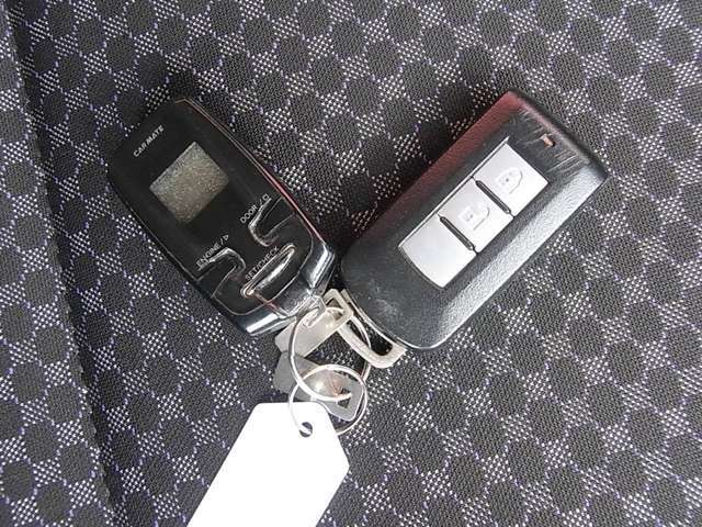 インテリジェントキー（運転席・助手席・バックドア感知）に加え、リモコンエンジンスターターも付いていますので得した気分です。暑い夏や寒い冬に大活躍ですね(^^)/  ※スペアキーはございません。ご了承願います.
