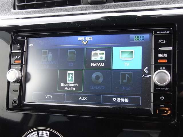 純正7インチナビは、地デジTV、FM/AM、Bluetooth Audio、SDカード、USB、DVD再生、CD再生、ハンズフリーフォンなどに対応します。