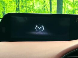 【マツダコネクト】車内の雰囲気にマッチした一体型タイプのディスプレイ。各種車輌設定やBluetooth再生等、様々な機能が楽しめます。専用SDカードのご購入で、ナビ機能も使用出来ます。