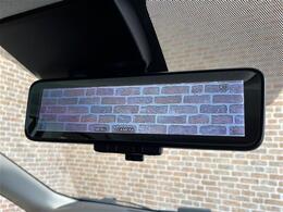 【インテリジェントルームミラー】車両後方カメラの映像をミラーに映すことが出来ます。 そのため、後席に人や荷物があって後方が見えづらい場合でもしっかり視界を確保することが出来ます！