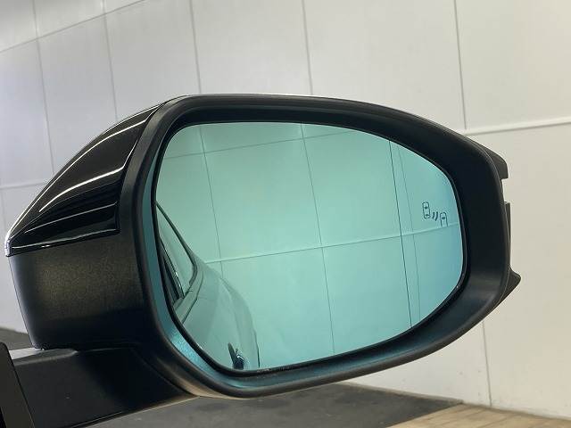 【ブラインドスポットモニター】車線変更時の死角の安全をサポートする装置です。