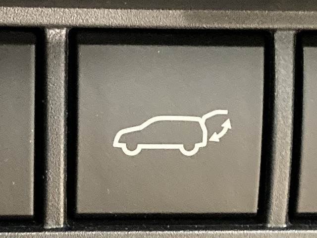 【パワーバックドア】荷物を持ちながらでも簡単にリアゲートを開閉できる高級装備の1つです。