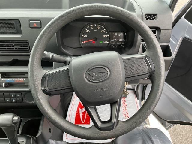 毎日触れるハンドル部分もキレイに保たれています♪もちろん安全を守るエアバックも装備しているので、安心です！