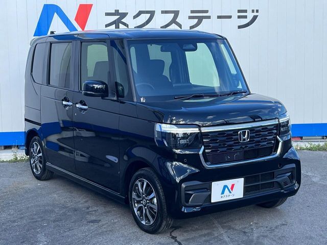 大好評のボディコーティング「弾スプラッシュコート」もご納車までに施工可能。通常のガラスコートと異なる、耐久年数6年の無機質ガラスコーティングが、ボディをキレイな状態に保ってくれます。