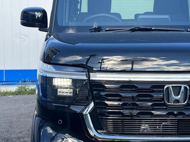 【LEDヘッドライト】悪天候や夜間走行時も良好な視界を確保し安心して運転できる高輝度LEDヘッドライトを装備！点灯速度が早く、消費電力も抑えられています。