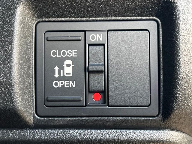 【パワースライドドア】スマートキーや運転席のスイッチでスライドドアの開閉が可能♪電動だから力を入れてドアを開ける必要が無く、小さいお子様でも、重い荷物を持っている時もラクに開け閉めできます♪