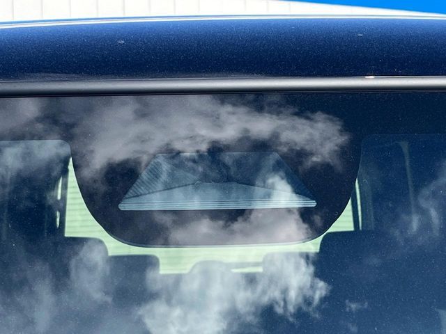 【ホンダセンシング】走行中に前方の車両等を認識し、衝突しそうな時は警報とブレーキで衝突回避と被害軽減をアシスト。より安全にドライブをお楽しみいただけます。