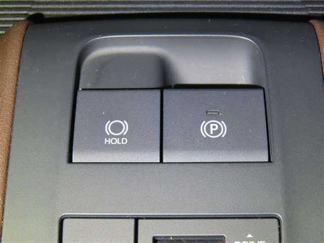 電動パーキングブレーキを装備しております。