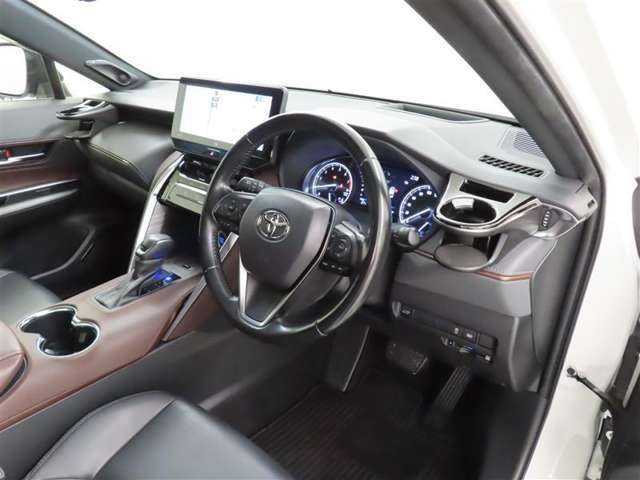 高級感のある美しいインテリアデザインの運転席です。