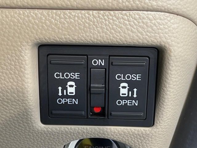 【両側パワースライドドア】スマートキーや運転席のスイッチで後席両側スライドドアの開閉が可能♪電動だから力を入れてドアを開ける必要が無く、小さなお子様でも簡単に開け閉めでき快適です♪