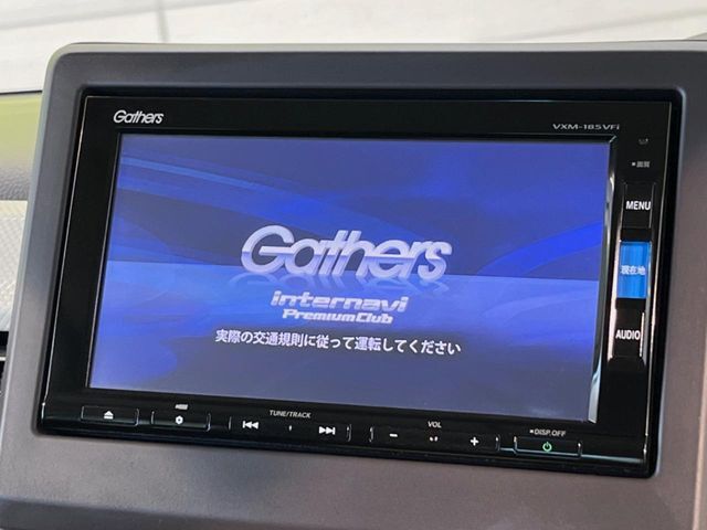 【純正ナビ】人気の純正ナビを装備しております。ナビの使いやすさはもちろん、オーディオ機能も充実！キャンプや旅行はもちろん、通勤や買い物など普段のドライブも楽しくなるはず♪