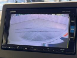 【バックカメラ】駐車時に後方がリアルタイム映像で確認できます。大型商業施設や立体駐車場での駐車時や、夜間のバック時に大活躍！運転スキルに関わらず、今や必須となった装備のひとつです！