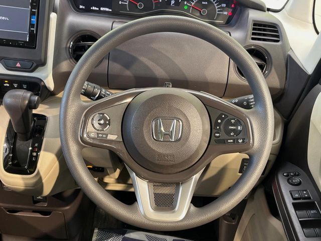 インテリアに合わせたデザインのステアリングは、運転される方のことも考え、運転しやすい形状、大きさです。是非一度、実際に触ってお確かめください。