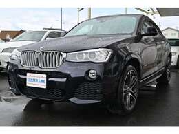 太陽の光が少ないときにはブラックですが、光が当たりますとブルーブラックに7みえる色変化のあるボディーです、しかしドアを開けるとホワイトレザーが。