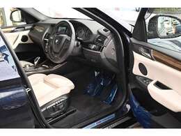 ホワイトレザーとウッドの組み合わせは外装のスポーティーな印象からエレガンスな印象を感じさせます。フロアマットの色を変えたらさらにおしゃれな印象ですね。