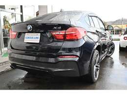 275サイズのワイドなタイヤがクーペスタイルのSUVに安定感あるスタイルを演出します。