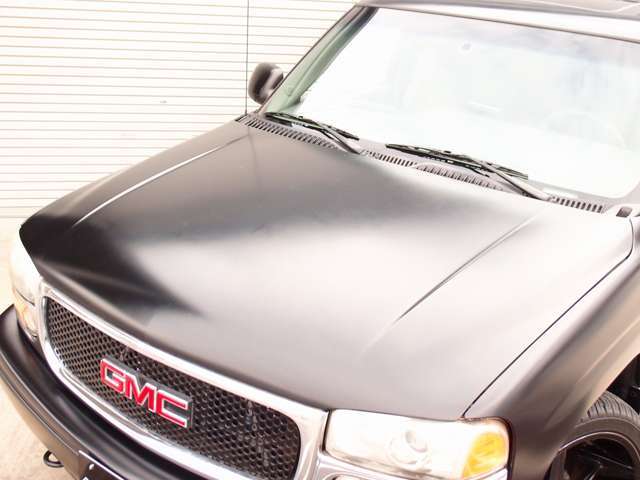 GMCユーコン　デナリ　カスタム車両の入庫！外装は迫力のマッドブラックにペイント済み(全塗装済)。ヘッドレストモニター、社外アンプ、ロックフォードウーハー、スピーカーなどオーディオカスタム