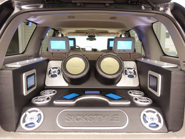 総カスタム費用400万円以上！外装は迫力のマッドブラックにカスタムペイントを施し、DUB26AWを装着。スピーカー、ロックフォードウーハー、モニター、アンプ、LED加工など希少価値の高い一台となります