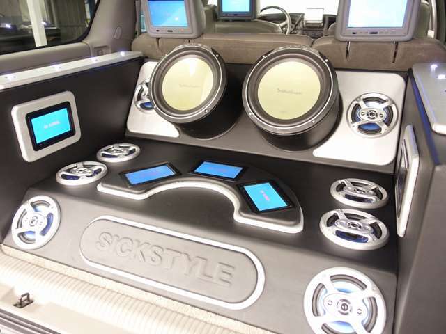 GMCユーコン　デナリ　カスタム車両の入庫！外装は迫力のマッドブラックにペイント済み(全塗装済)。ヘッドレストモニター、社外アンプ、ロックフォードウーハー、スピーカーなどオーディオカスタム