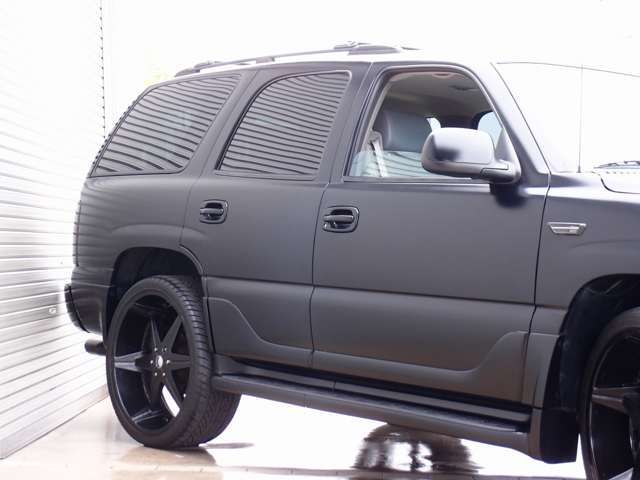 総カスタム費用400万円以上！外装は迫力のマッドブラックにカスタムペイントを施し、DUB26AWを装着。スピーカー、ロックフォードウーハー、モニター、アンプ、LED加工など希少価値の高い一台となります