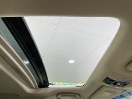 【サンルーフ】開放感たっぷりの希少装備、サンルーフが装着されています！車内に明かりを取り入れたり景色を楽しむ以外にも、車内の空気も簡単に換気できて快適です！