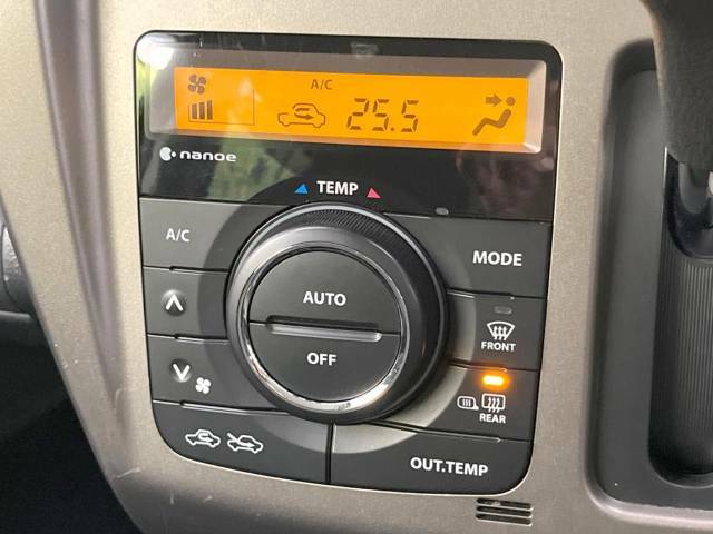 【オートエアコン】一度お好みの温度に設定すれば、車内の温度を検知し風量や温度を自動で調整。暑い…寒い…と何度もスイッチ操作をする必要はありません。快適な車内空間には必須の機能ですね♪