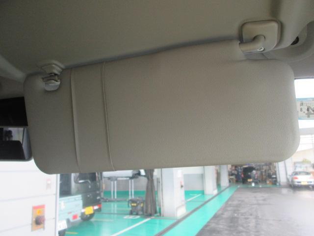 運転席のサンバイザーは駐車券等が挟めるようになっています☆