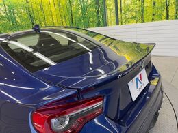 【TRDトランクスポイラー】トランク上部に受ける空気の流れを整流し、引っ掛かりを減らすことで高速走行時の安定感を向上！ドレスアップパーツとしても人気の高いアイテムです！