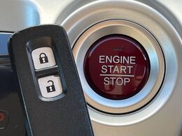 【キーレス】少し離れた場所からでもボタン一つでドアの開錠・施錠ができるのでとっても便利！ドアの鍵穴周りに傷をつけることもありません♪