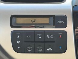 【オートエアコン】一度お好みの温度に設定すれば、車内の温度を検知し風量や温度を自動で調整。暑い…寒い…と何度もスイッチ操作をする必要はありません。快適な車内空間には必須の機能ですね♪