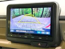 【バックカメラ】駐車時に後方がリアルタイム映像で確認できます。大型商業施設や立体駐車場での駐車時や、夜間のバック時に大活躍！運転スキルに関わらず、今や必須となった装備のひとつです！