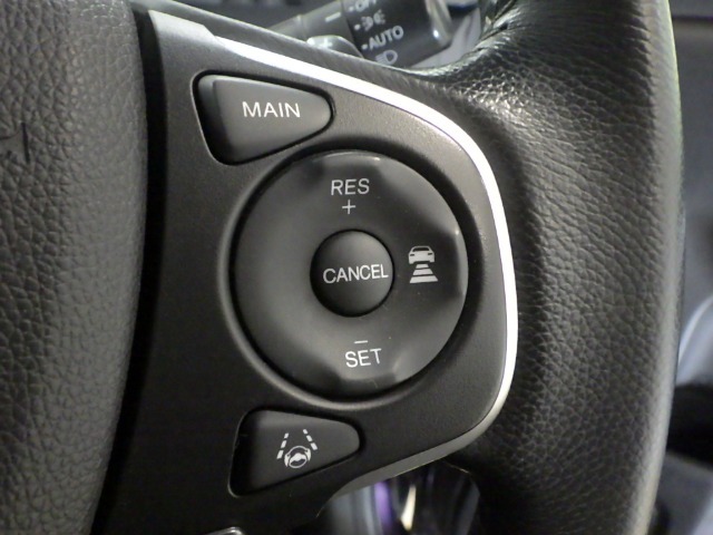 ハンドル右側にはクルーズコントロールのスイッチが装備され運転中の操作も安心して行えます！