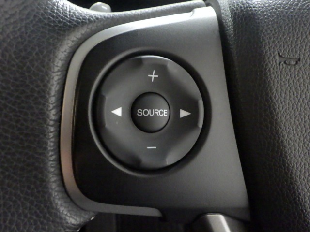 ハンドルにオーディオの操作スイッチが装備されています！視線を前方から外さずハンドルから手を離さずに操作できるのでとっても安全ですね♪